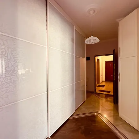 - Ggpremiumstays - In The Heart Of Center Cozy - Airport Shuttle - Private Parking Apartman