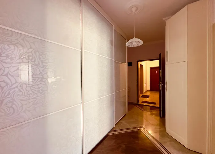 - Ggpremiumstays - In The Heart Of Center Cozy - Airport Shuttle - Private Parking Apartament